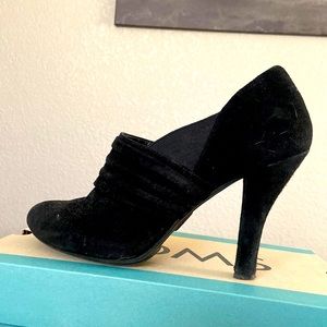 Black closed toed heels